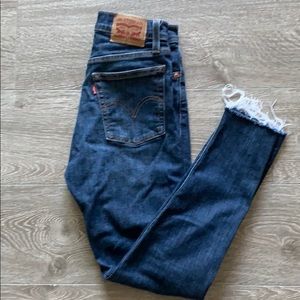 Levi’s wedgie skinny size 25. Like new